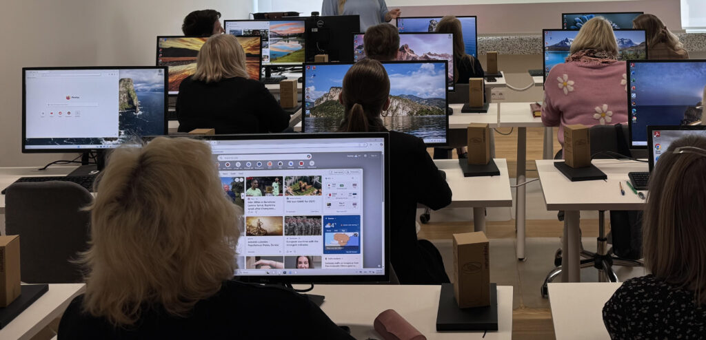 Dalyviai prie kompiuterių