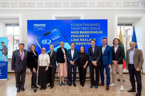 viena eile išsirikiavę žmonės