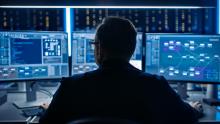 Kibernetinio saugumo ekspertas, dirbantis su keliais stebėtojais