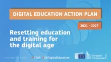 Mėlynas fonas su 2 oranžinėmis dėžėmis, kuriose skaitoma 2021–2027 m. skaitmeninio švietimo veiksmų planas. Toliau balta spalva parašyta „Švietimo ir mokymo pritaikymas skaitmeniniam amžiui“. 